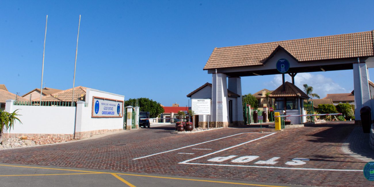 Main entrance to the golf estate